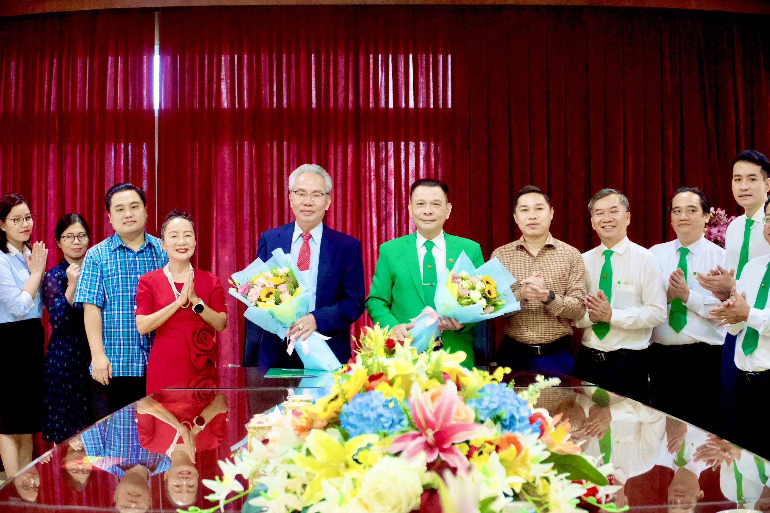 Nam Sông Tiền đầu tư 100 xe taxi hiệu Toyota vào Tập đoàn Mai Linh